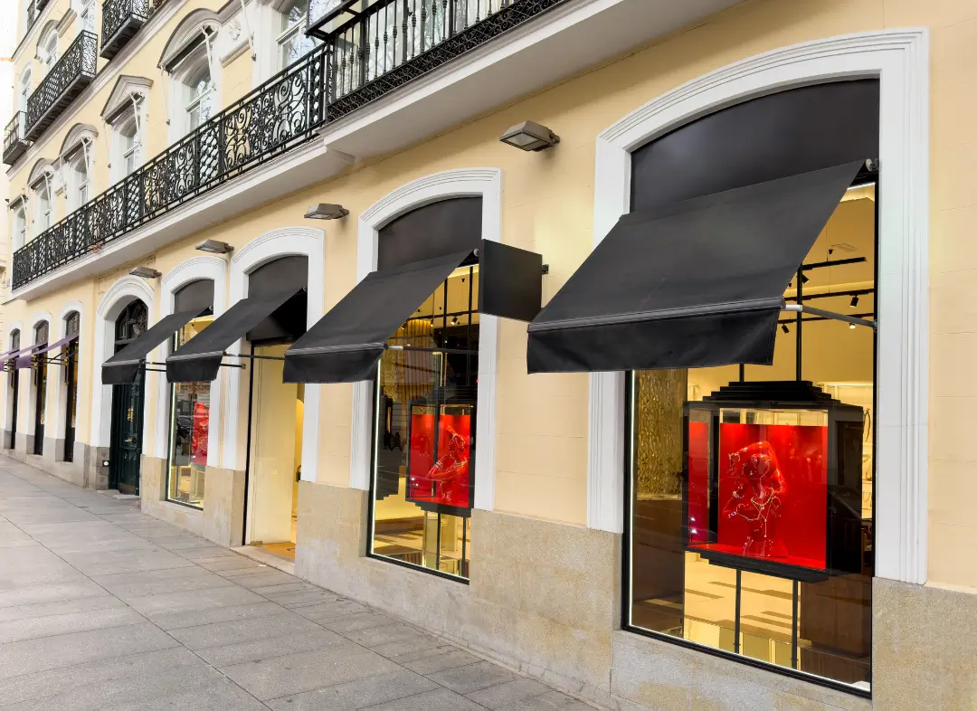 Façade vitrine de magasin en aluminium sur mesure à Giberville